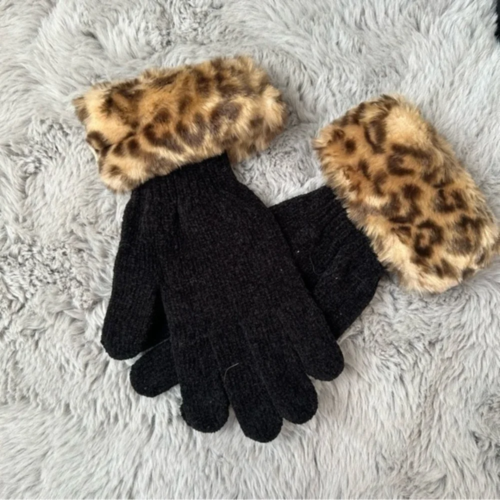 ✨NWOT winter ❄️ black leopard 🐆 snow knit gloves 🧤